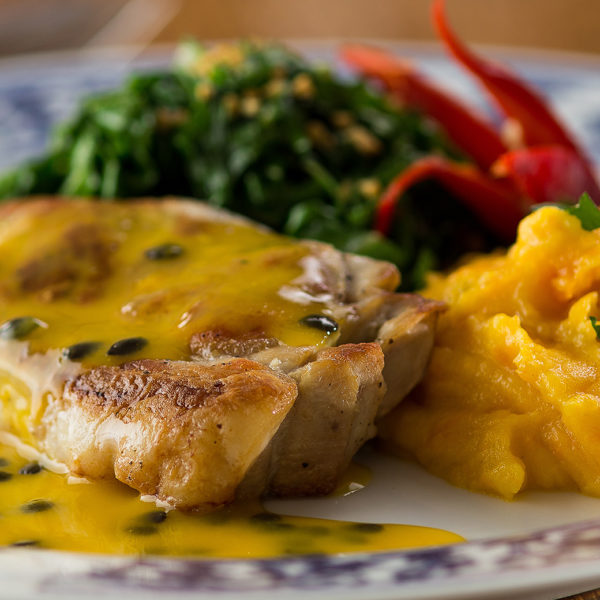 Lombo assado ao molho de mostarda e maracujá