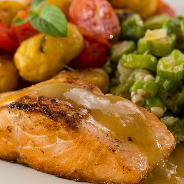 Salmão assado ao molho de laranja