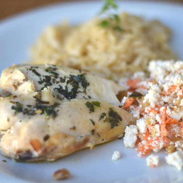 Filé de peito de frango assado em manteiga de ervas