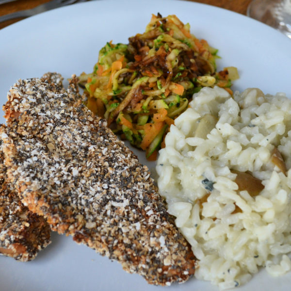 Frango empanado com aveia e chia