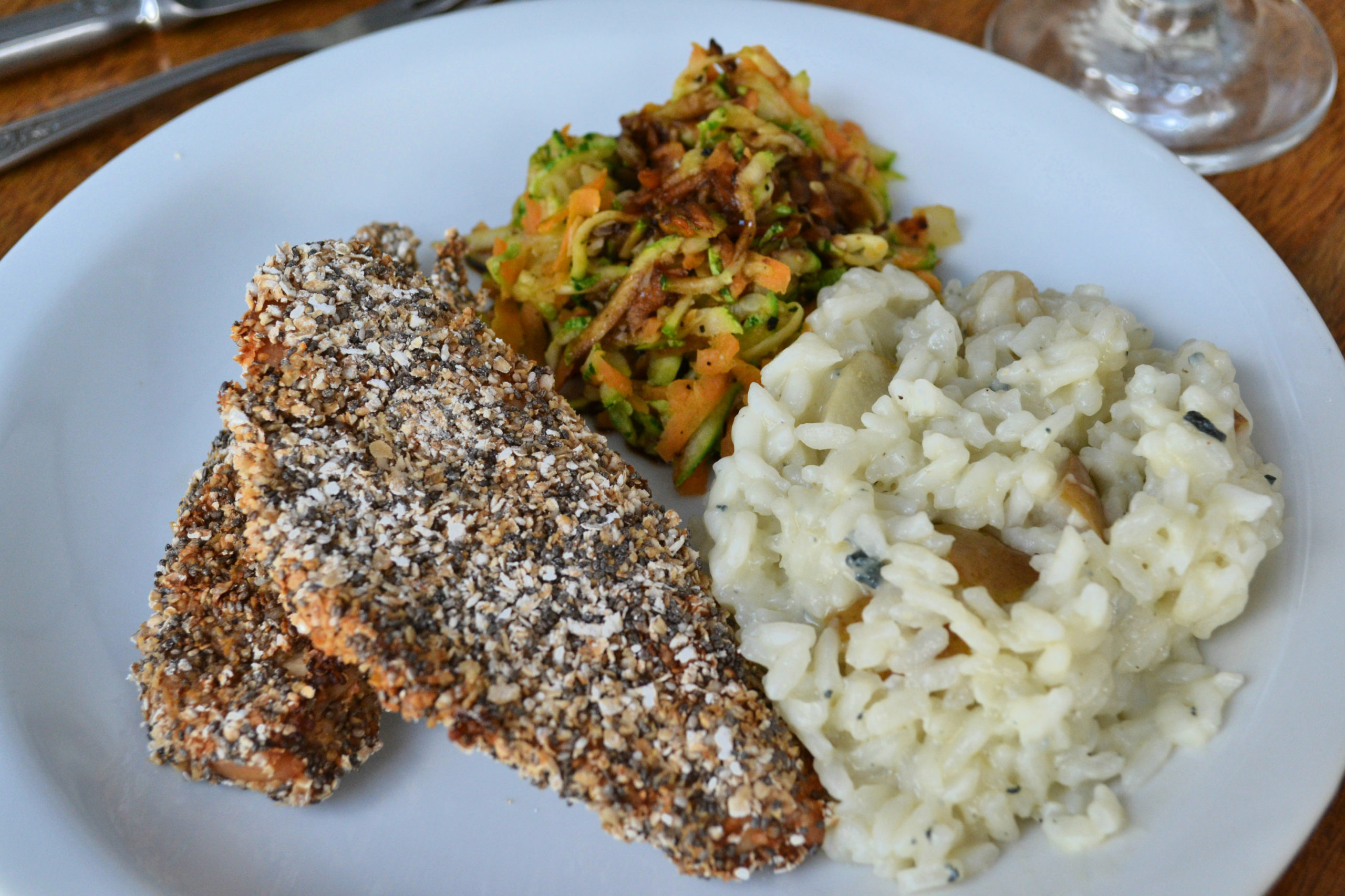 Frango empanado com aveia e chia