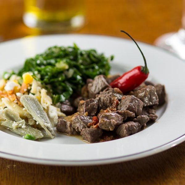 Cubos bovino ao molho poivre